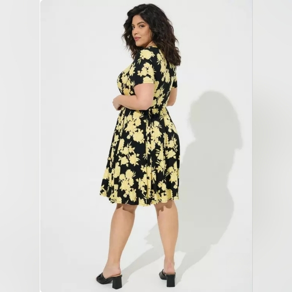 Torrid Yellow and Black Fit and Flare Midi Flower Dress Sz 3X - Picture 5 of 9